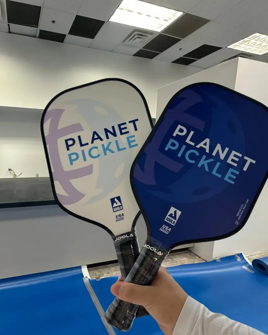 Best Beginner Paddles for New Pickleball Players 2 Beginner player swinging a lightweight pickleball paddle on a court, showcasing grip and design